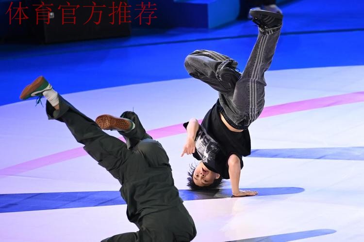 霹雳舞女子组决赛 刘清漪战胜对手成功卫冕