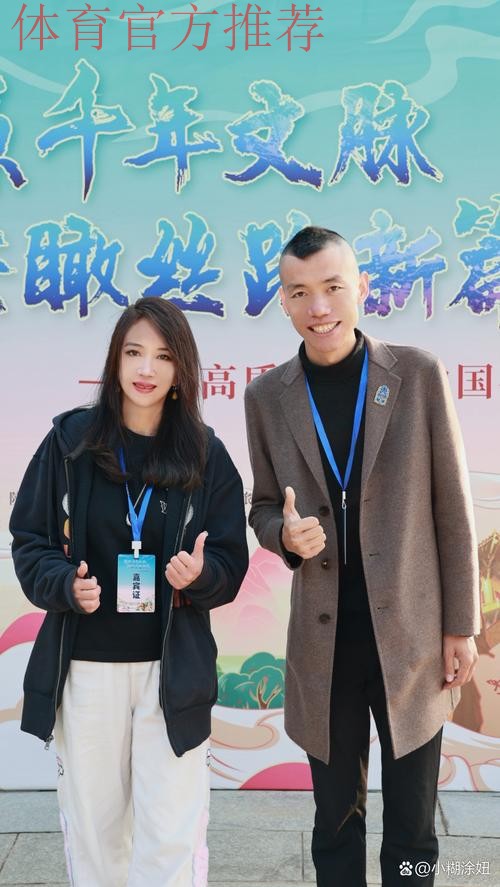 佩兰辅导小学生训练 形象大使谭晶同互动